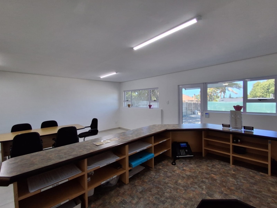 To Let Commercial Property for Rent in Beacon Bay Eastern Cape
